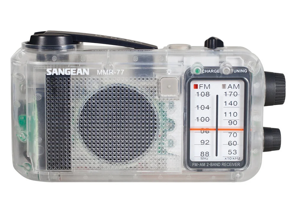 Reproductor de radio que, además de ser transparente para poderse utilizar en la prisiones, no necesita baterías porque genera la energía que necesita con una dinamo manual.