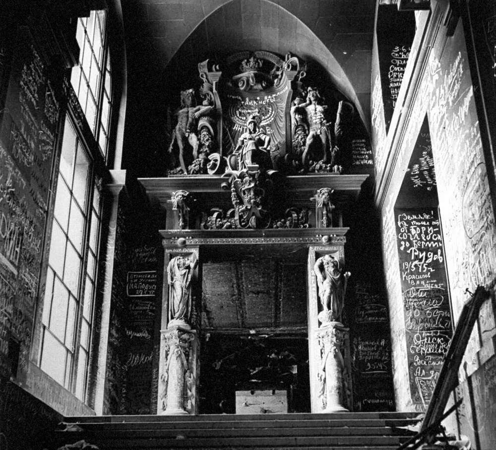 Vista de uno de los interiores del Reichstag lleno de grafitis (1945).