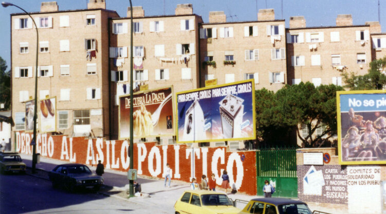 Derecho a asilo político. Instituto de Enseñanza Pública. Plaza Puerta del Ángel, Madrid. 50x2 metros (1983).