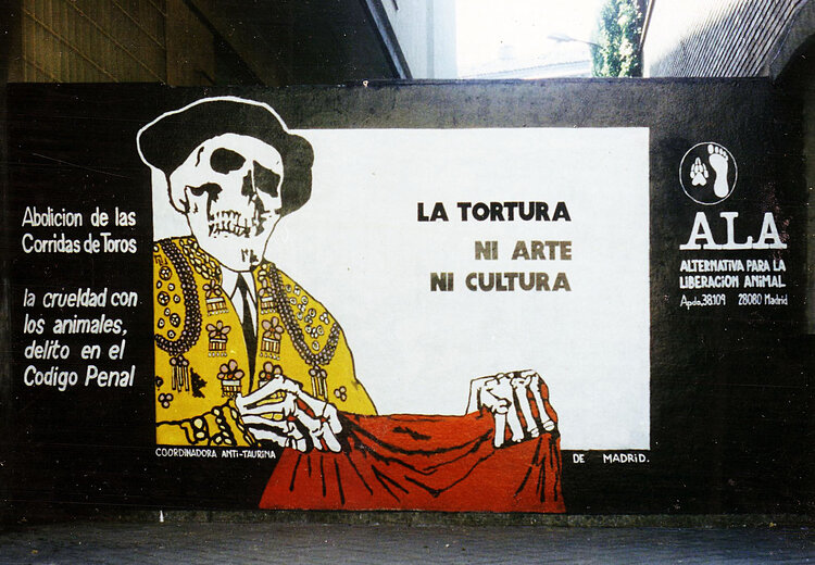 Antitaurino. Tapia desaparecida entre el Mercado de la Cebada y la piscina municipal, también desaparecida. Plaza de la Cebada, Madrid. 5x2 metros (1986).