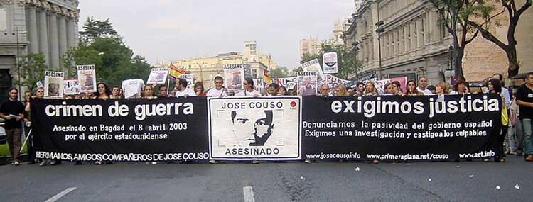 Couso. Pancarta de lino confeccionada para los hermanos, amigos y compañeros de José Couso. 8,50x1,20 metros (2003).