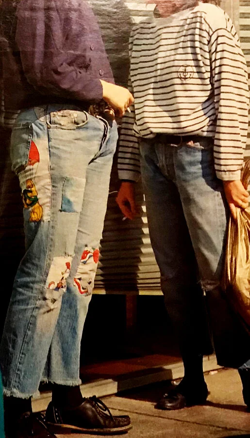 Pantalones vaqueros con parches, la última moda entre los «Niños VIP». Foto:  Blanco y Negro .