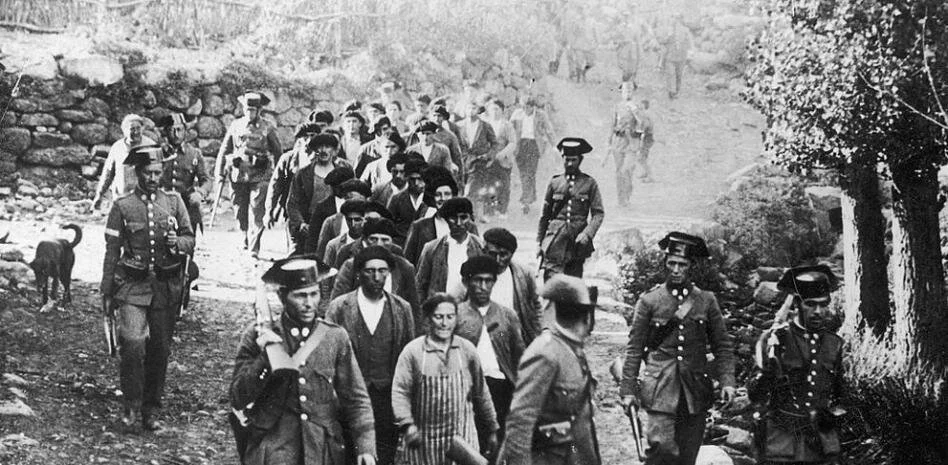 Obreros y campesinos detenidos en Brasoñera (Palencia) durante la huelga revolucionaria de octubre de 1934.
