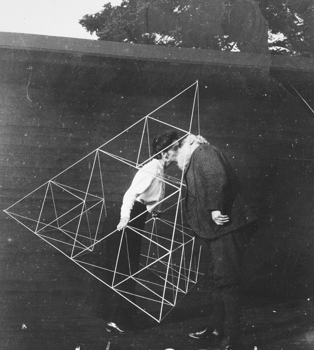 Alexander Graham Bell besa a su esposa Mabel Hubbard Gardiner Bell en el interior de una de sus cometas (1913)