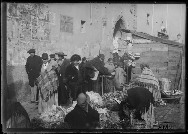 Tenderetes y puestos de comida delante del Hospital de La Latina, en la calle Toledo (circa 1900). Fotografía: Salvador Ramón de Azpiazu Imbert