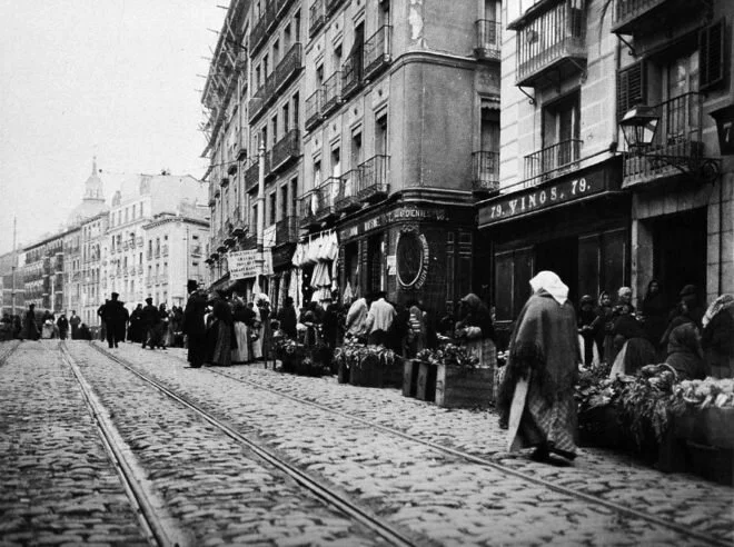Verduleras frente al mercado de La Cebada (circa 1900). Fotografía: Colección Izquierdo Mariblanca