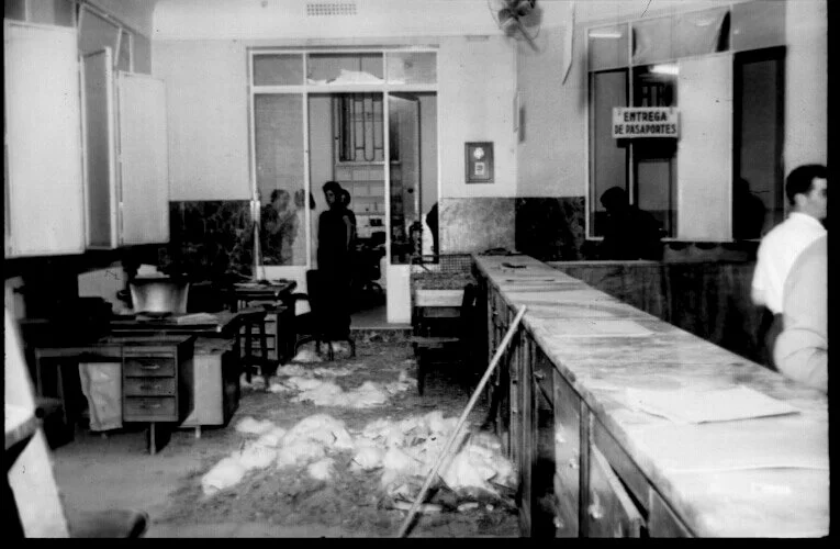 Interior de la Oficina de Pasaportes de la Dirección General de Seguridad de la Puerta del Sol de Madrid. (Fotografía: Santos Yubero. Archivo Regional de la Comunidad de Madrid).