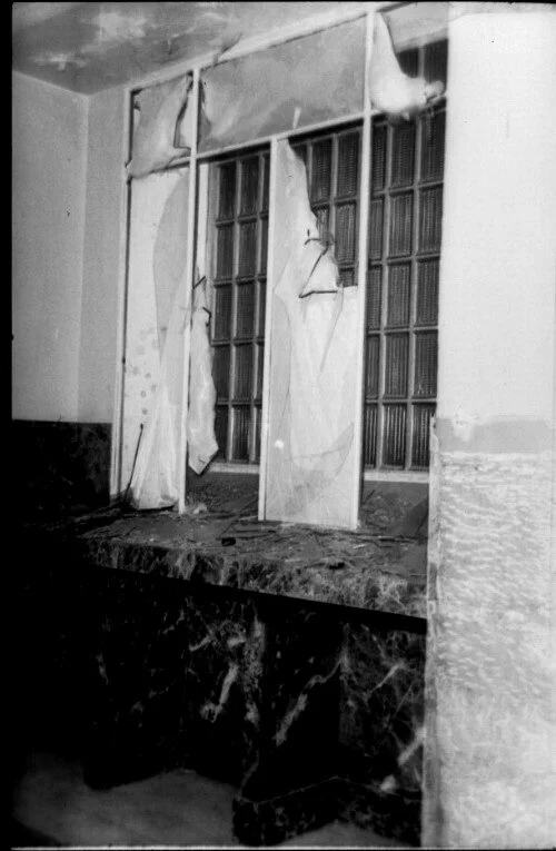Interior de la Oficina de Pasaportes de la Dirección General de Seguridad de la Puerta del Sol de Madrid. (Fotografía: Santos Yubero. Archivo Regional de la Comunidad de Madrid).