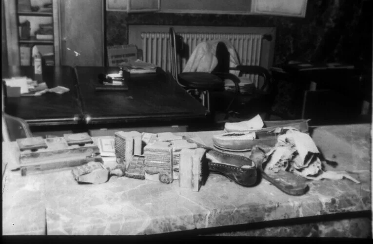 Interior de la Oficina de Pasaportes de la Dirección General de Seguridad de la Puerta del Sol de Madrid. (Fotografía: Santos Yubero. Archivo Regional de la Comunidad de Madrid).