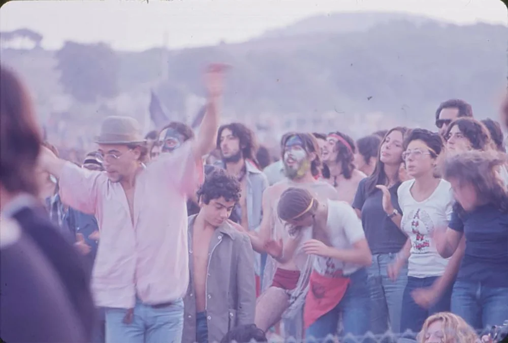 Asistentes a la edición 1976 de Canet roc. (Fotografía: Colita. Arxiu Nacional de Catalunya).