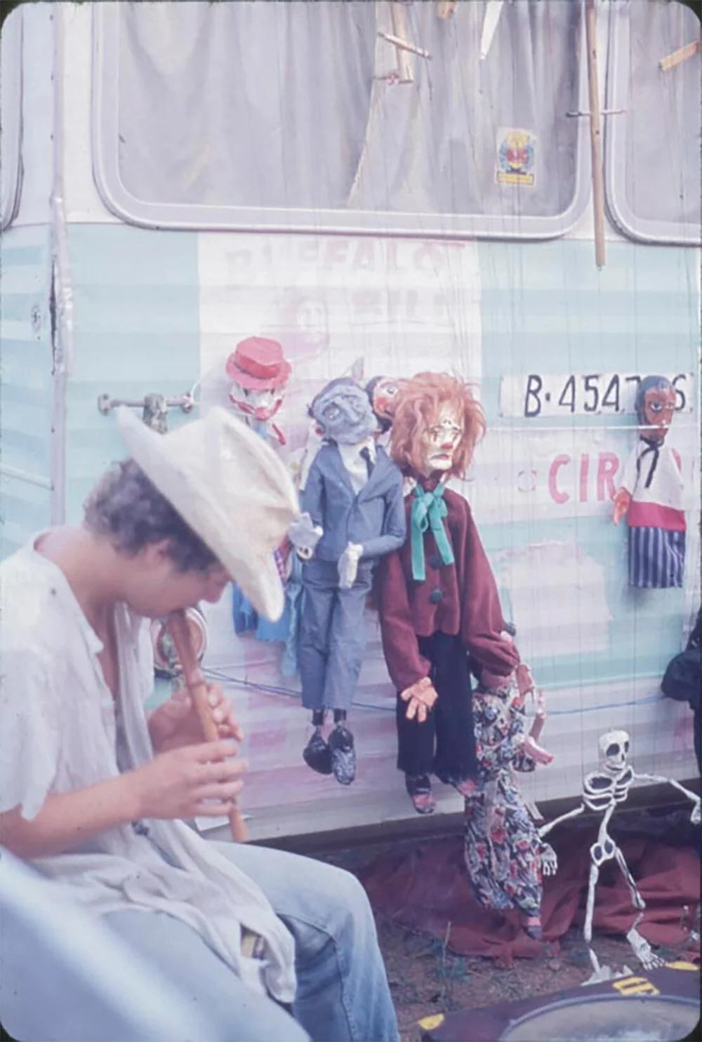 Títeres en Canet roc 1976. (Fotografía: Colita. Arxiu Nacional de Catalunya).