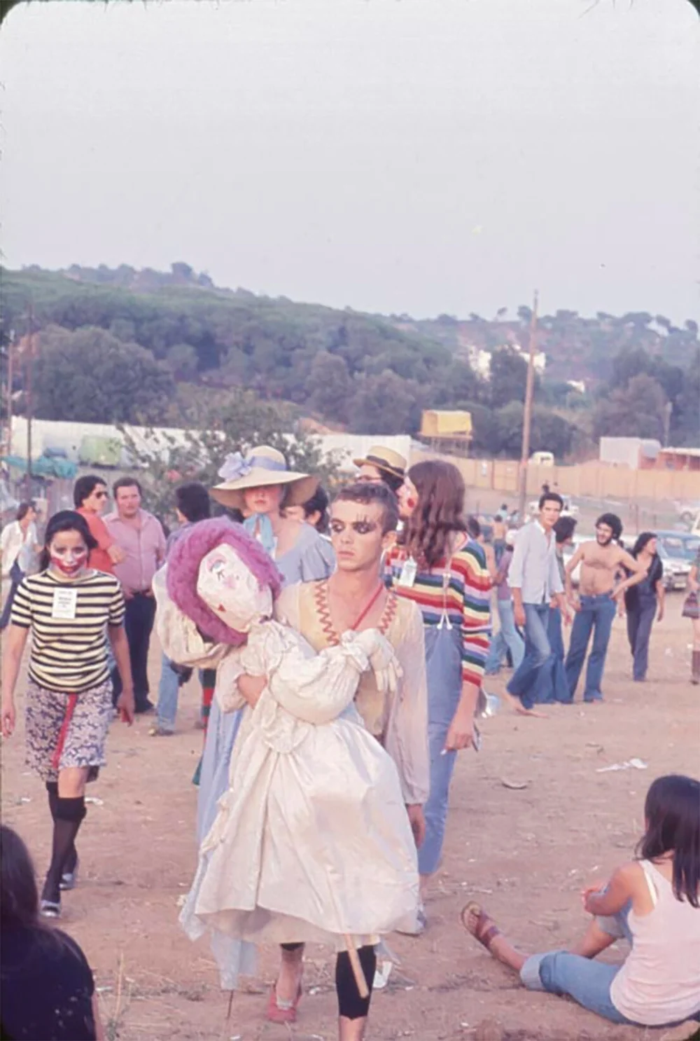 Artistas participantes en la edición 1976 de Canet roc. (Fotografía: Colita. Arxiu Nacional de Catalunya).