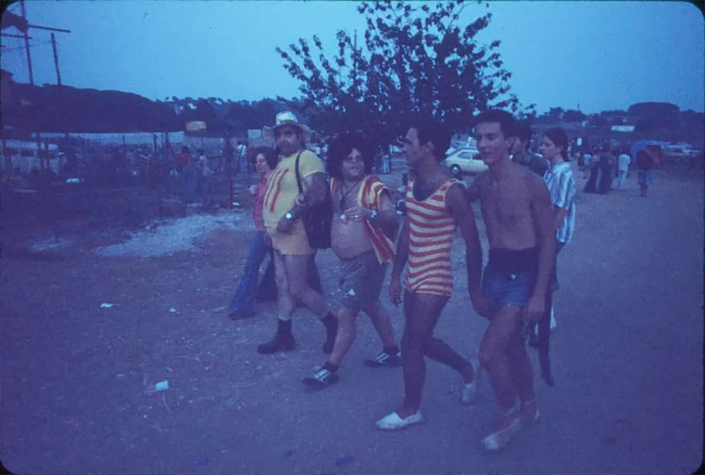 Joan Monleón y miembros del grupo Els Pavesos en la edición 1976 de Canet roc. (Fotografía: Colita. Arxiu Nacional de Catalunya).