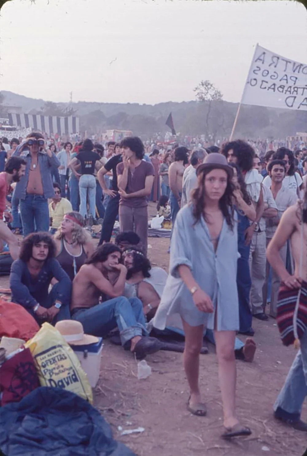 Asistentes a la edición 1976 de Canet roc. (Fotografía: Colita. Arxiu Nacional de Catalunya).