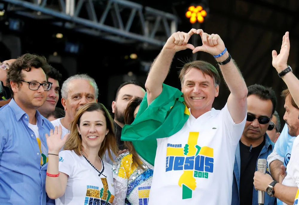 Jair Bolsonaro durante su campaña electoral con una camiseta de un grupo evangélico. (Foto. Reuters).