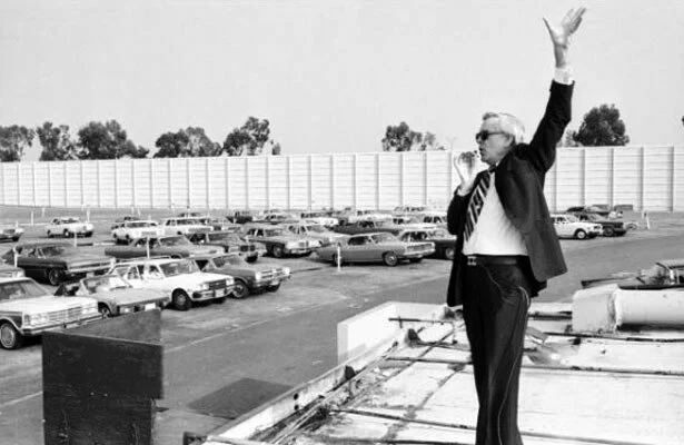 El reverendo Robert Schuller celebrando una misa en un autocine en los años 70.