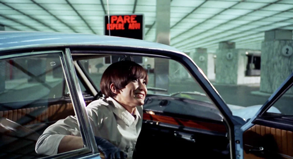 Imágenes del autobanco en la película de Pedro Lazaga  No desearás a la mujer del prójimo (1968).