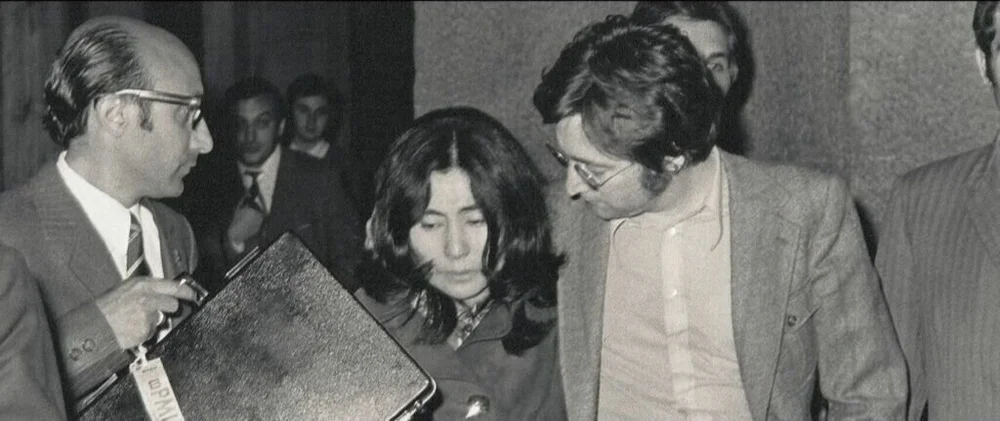 Lennon y Ono salen del juzgado de guardia
