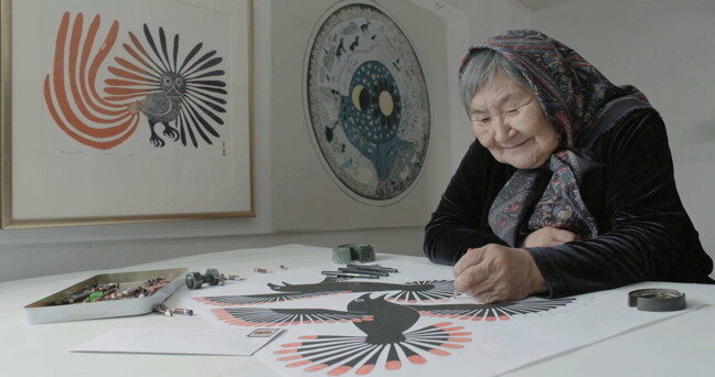 Kenojuak Ashevak en su estudio