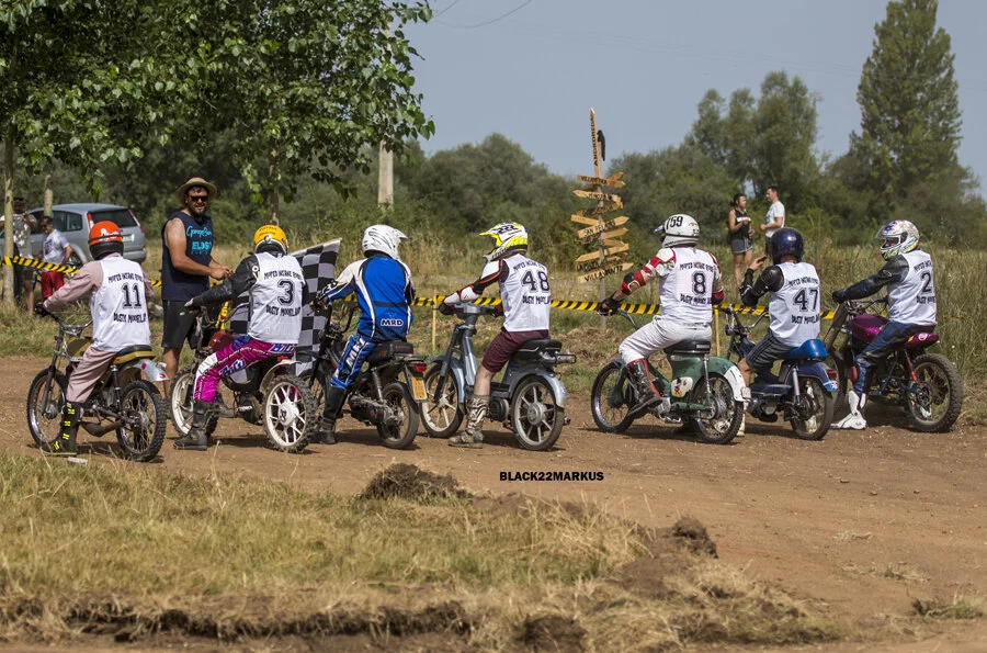 Carrera moped durante el festival “Dusty Moorland” en León. Foto: Black22Markus