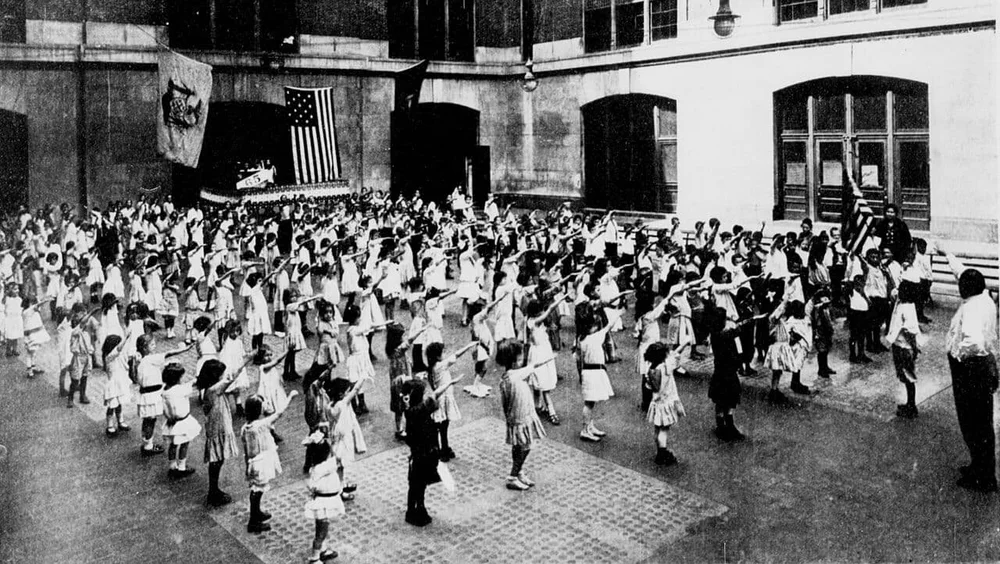 Escolares hacen el saludo Bellamy en el patio del colegio (1915)