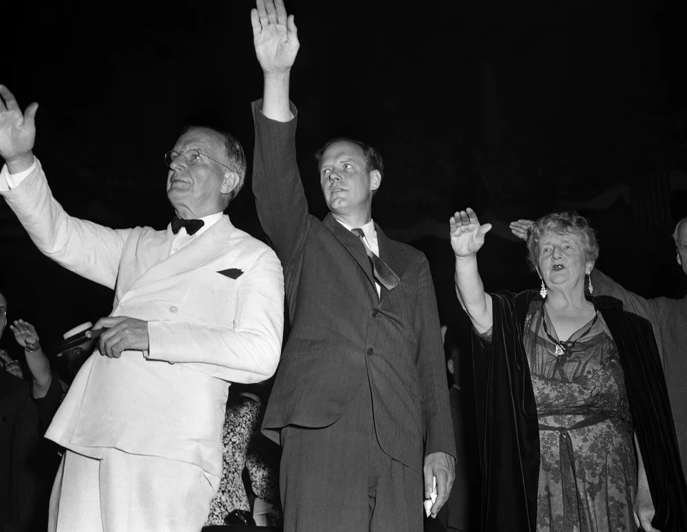La polémica foto de Getty Images. El senador Burton K. Wheeler, Charles Lindbergh y la escritora  Kathleen Norris hacen el saludo en Nueva York (1941)