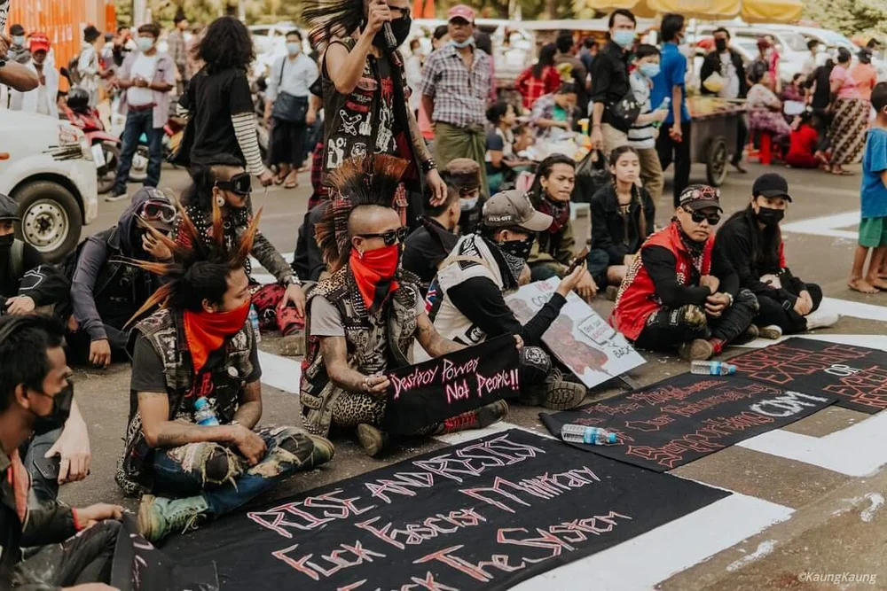 Punks protestan en Mynamar contra los golpistas. Fotografía: Kaung Kaung