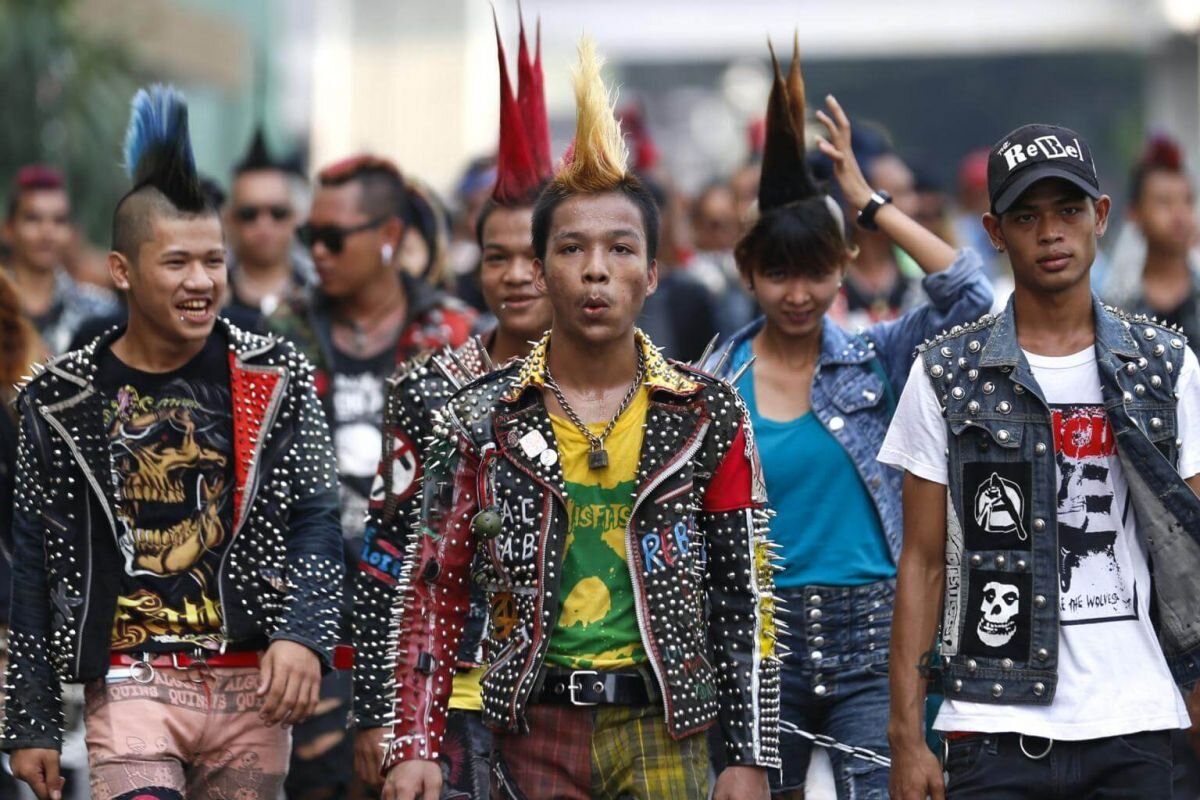 Grupos de punks por las calles de Yangon. Fotografía: EPA