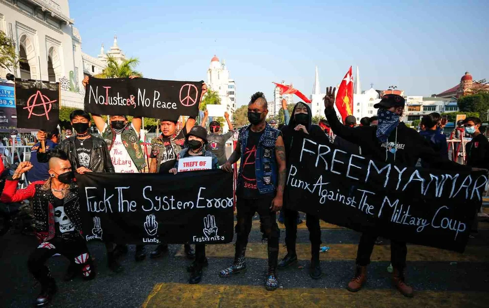 Punks durante una protesta en Yangon el 9 de febrero de 2021. Fotografía: Myat Thu Kyaw / NurPhoto