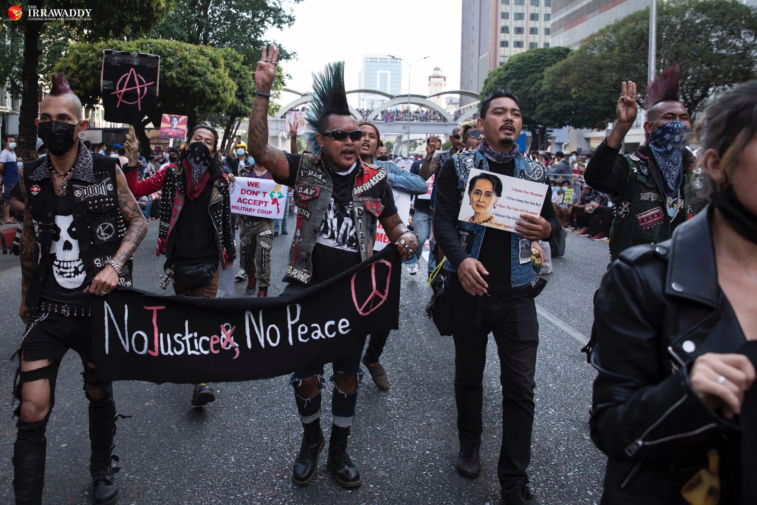Punks en Yangon se manifiestan contra el Golpe. Fotografía: The Irrawaddy