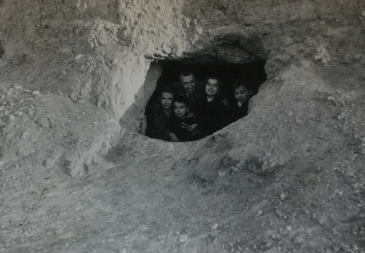 Una familia vive en en una trinchera (circa 1940). Fotografía: Memoria de Madrid