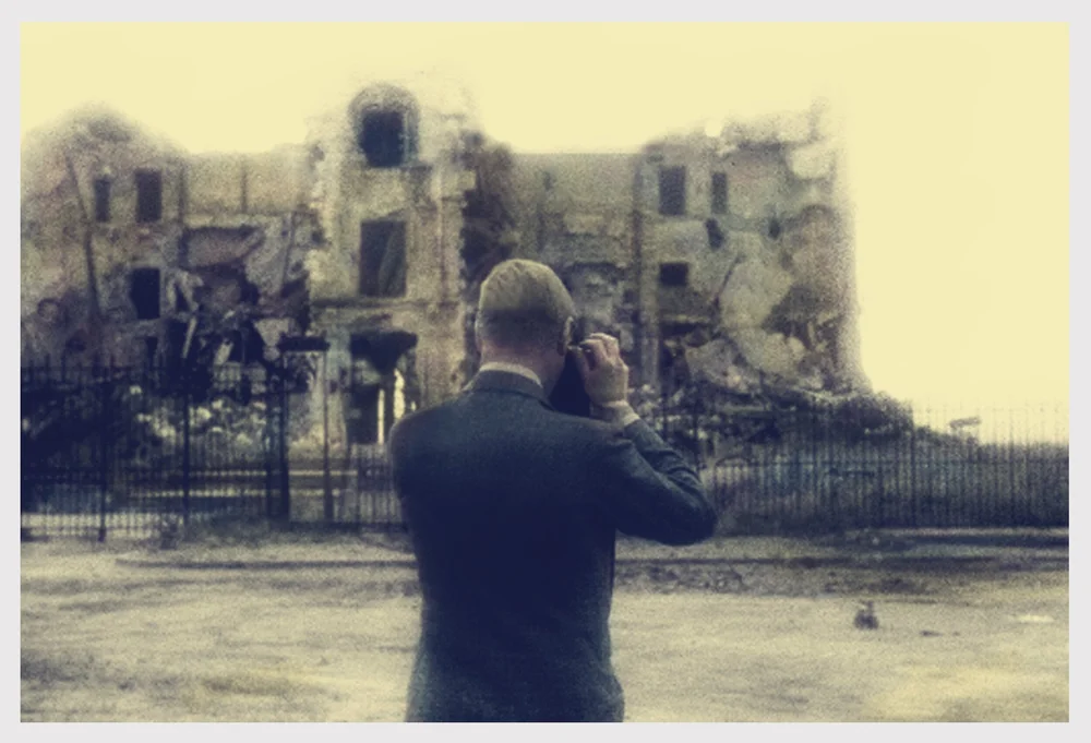 El Duque de Windsor fotografía las ruinas de la Casa de Velázquez (junio de 1939). Foto Vidal, EFE. Coloreada por Tina Paterson