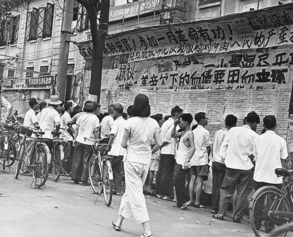 Ciudadanos leyendo las noticias del 'dazibao' en una calle de China. En la pancarta superior puede leerse: "Viva el presidente Mao". Foto: Richard Harrington / Getty Images.