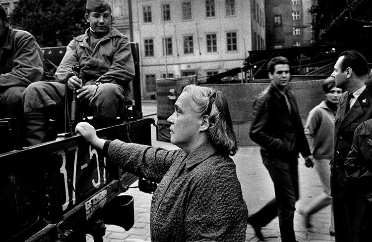 Josef-Koudelka-Invasion-1968-10.jpg