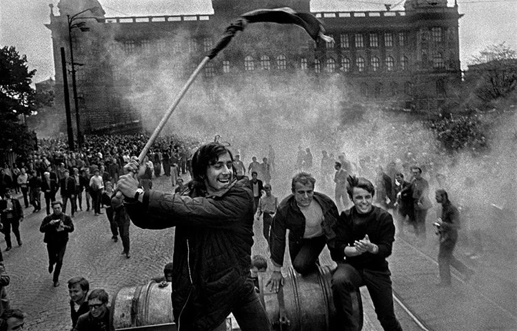 Josef-Koudelka-Invasion-1968-9.jpg