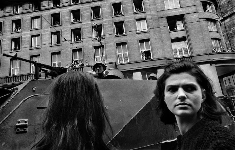 Josef-Koudelka-Prague-1968-Tres-Bohemes.jpg