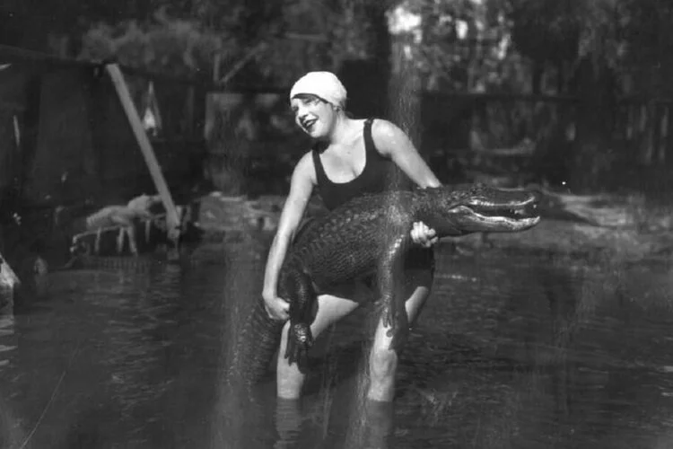 Woman_with_alligator+-+LAPL+-+Date+unknown+v2.jpg