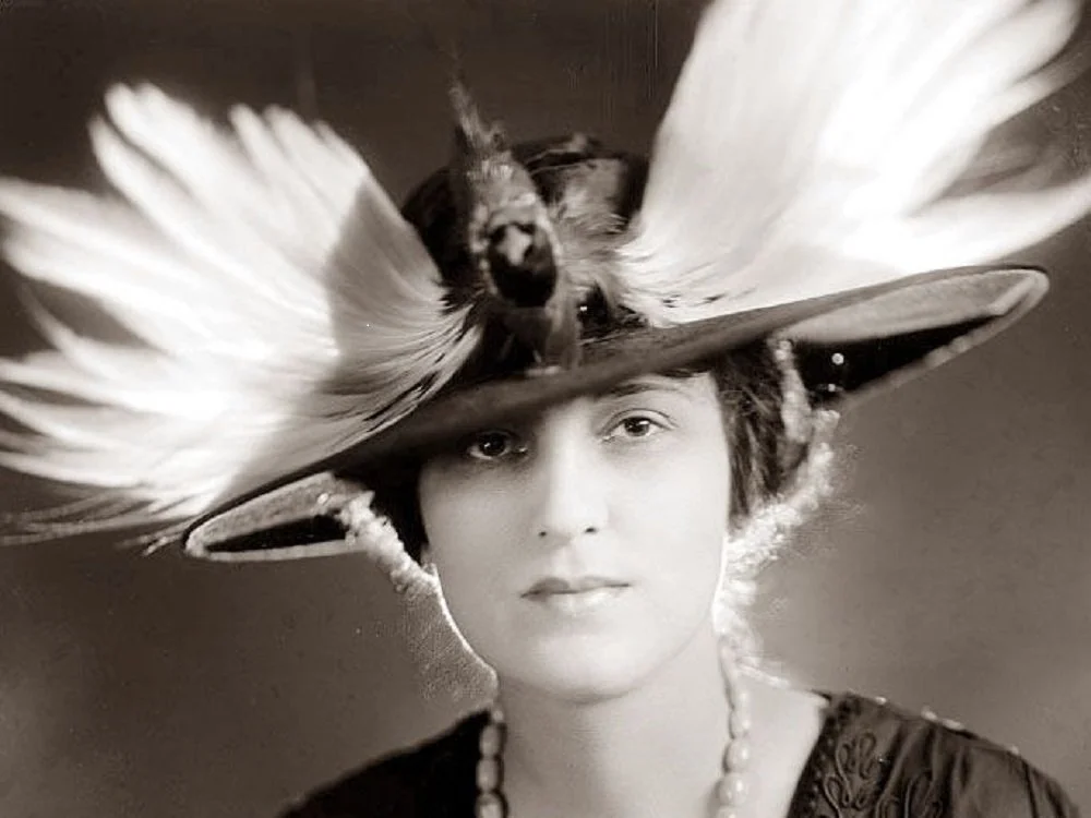 A finales del siglo XIX, la moda victoriana puso animales disecados en los sombreros, sobre todo pájaros