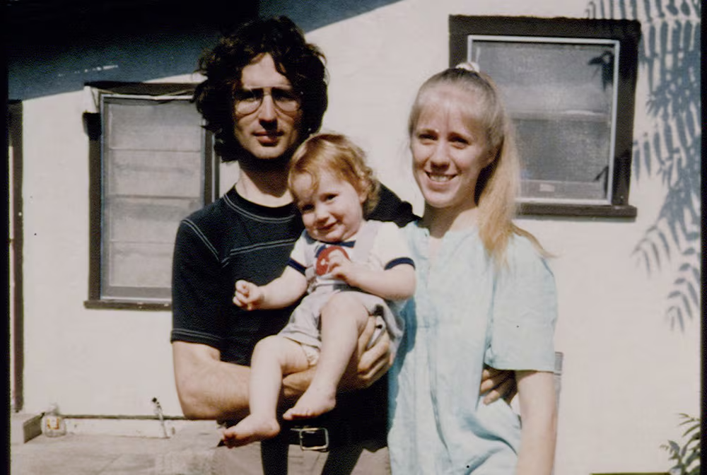 Vernon Wayne Howell, conocido como David Koresh, junto a su esposa Rachel y su hijo Cyrus en una imagen sin fecha.