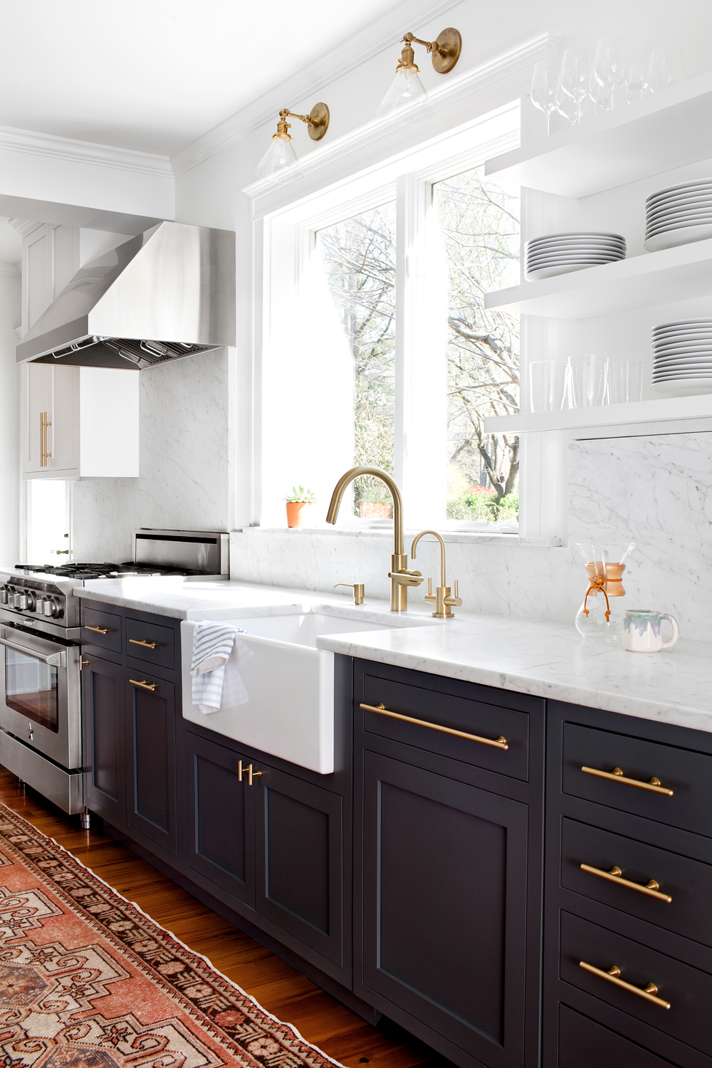 Pinterest inspo pic 1 - dark cabinets, brass handles/Photo: Jennifer Hughes, Design: Elizabeth Lawson