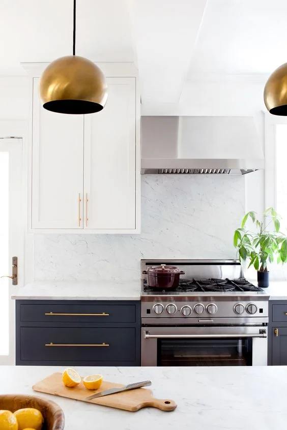 Pinterest inspo pic 2 - dark cabinets, brass handles, light wall cupboards/Photo: Jennifer Hughes, Design:&nbsp;Elizabeth Lawson