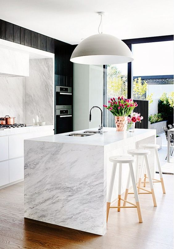 Kitchen island covered in a type of marble I can't spell/Photo: Mim Design