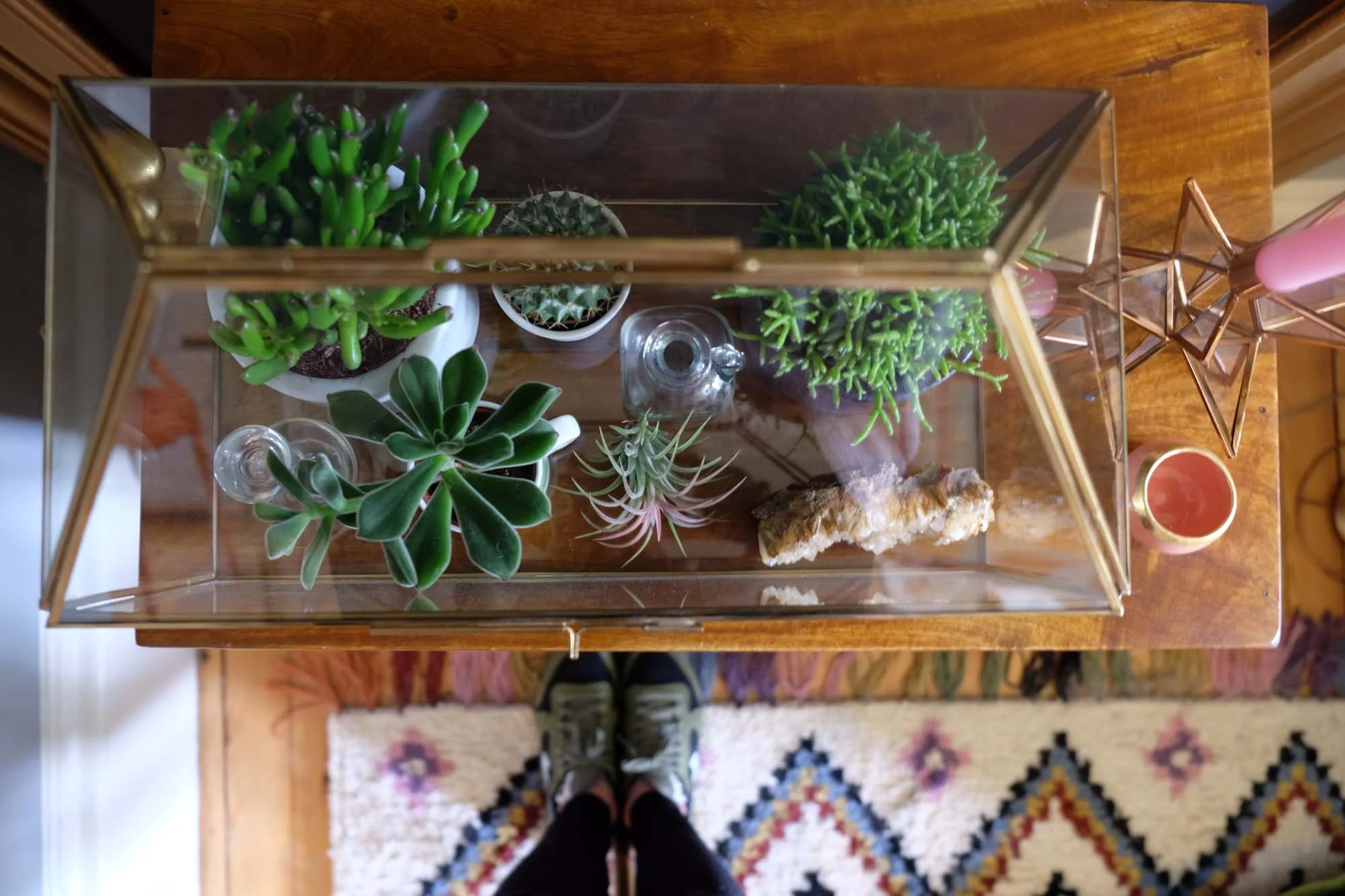 Mini glass and brass greenhouse ; Copper Estello candlestick ; Ourika wool rug , all La Redoute