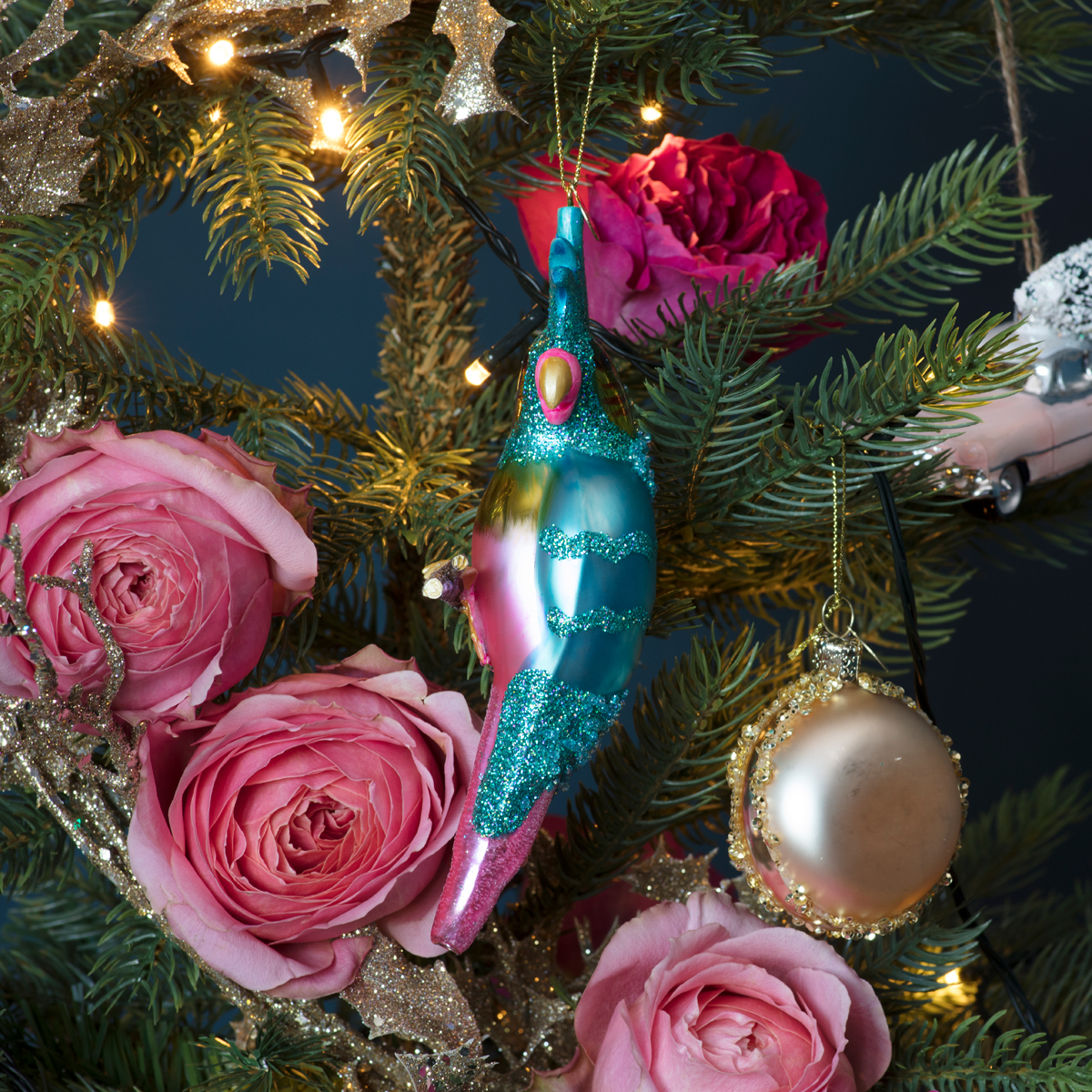 Macaroons, parrots and real pink roses on the Christmas tree