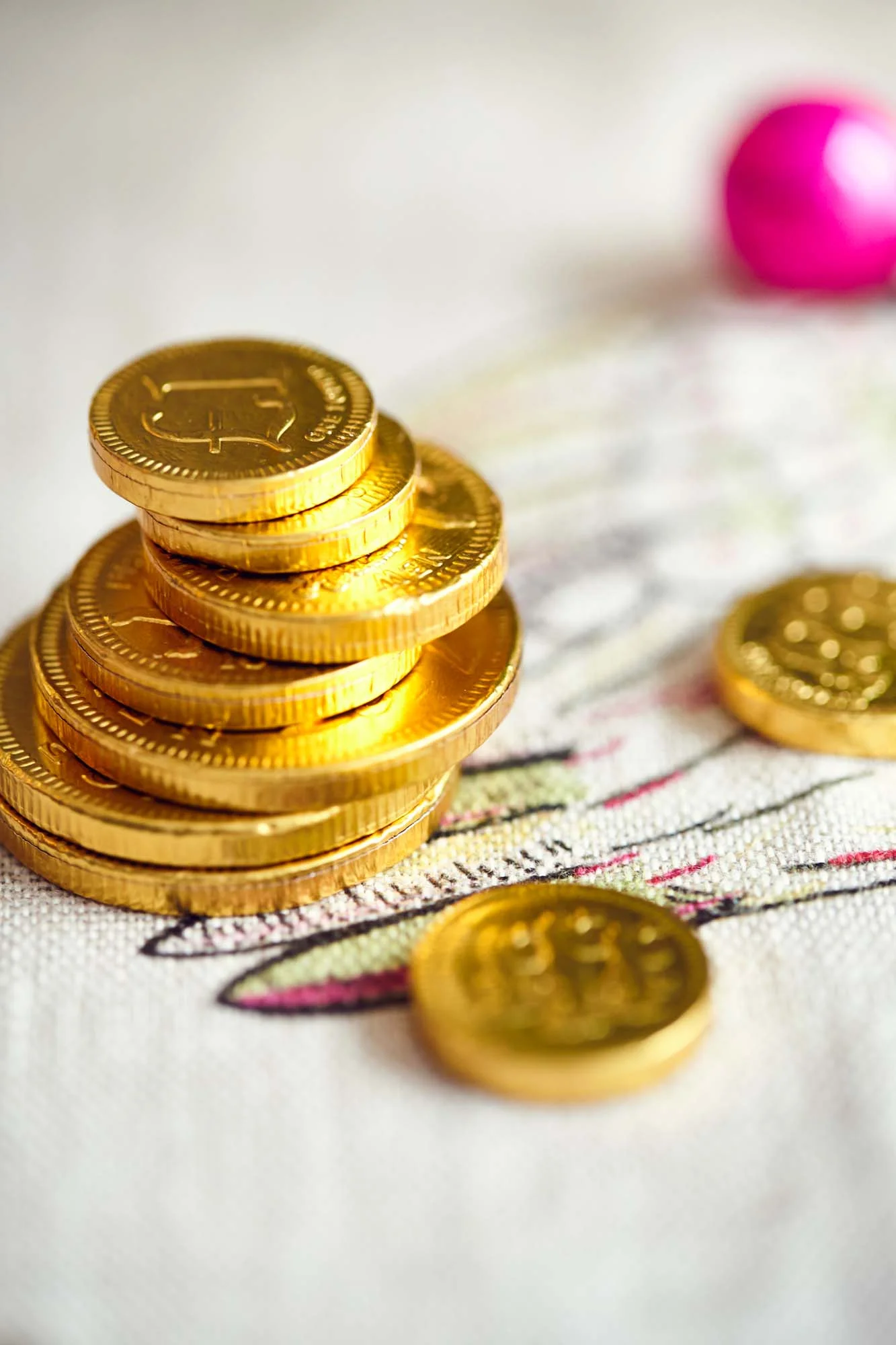 Chocolate coins as a Christmas table decoration