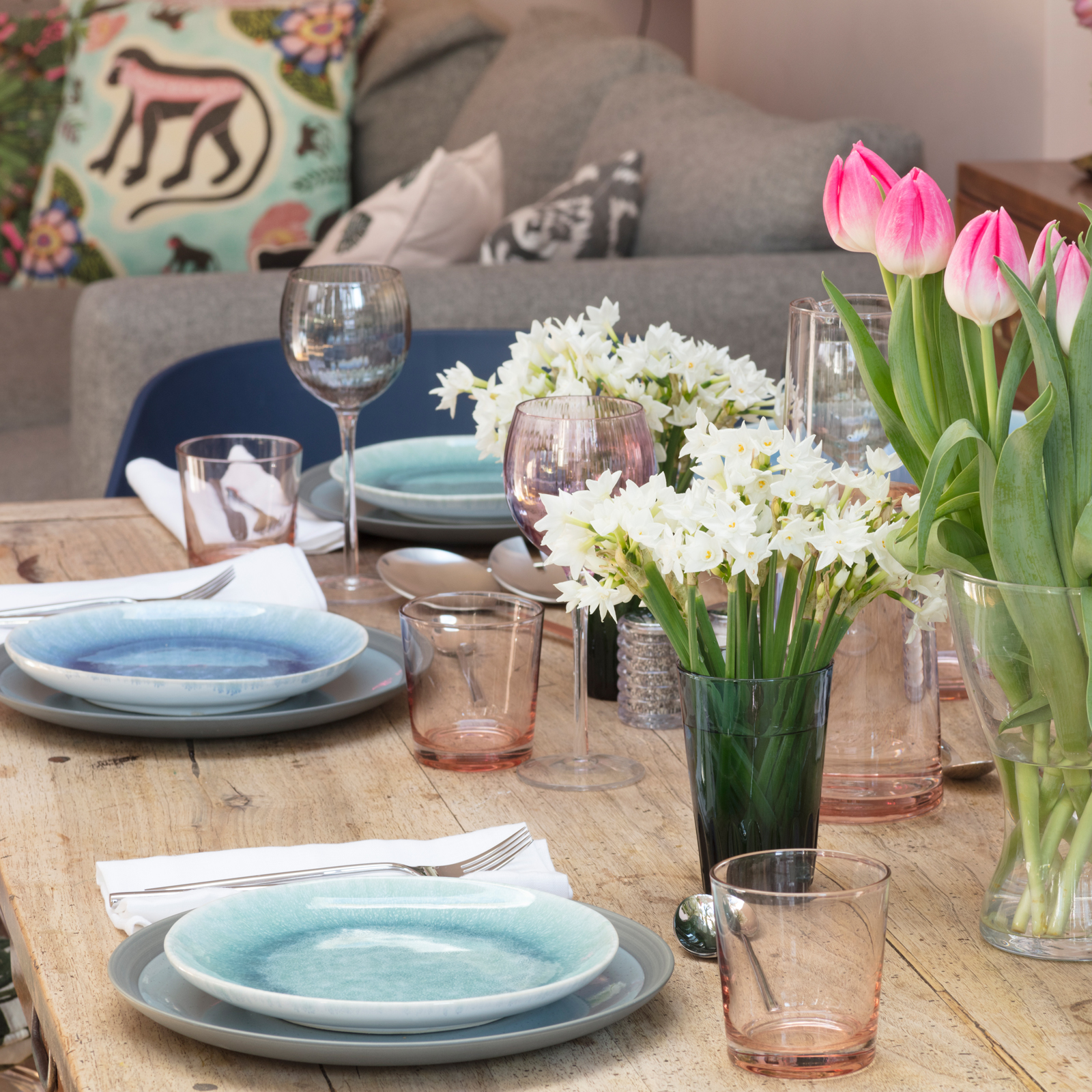 Pink and blue dining table decor