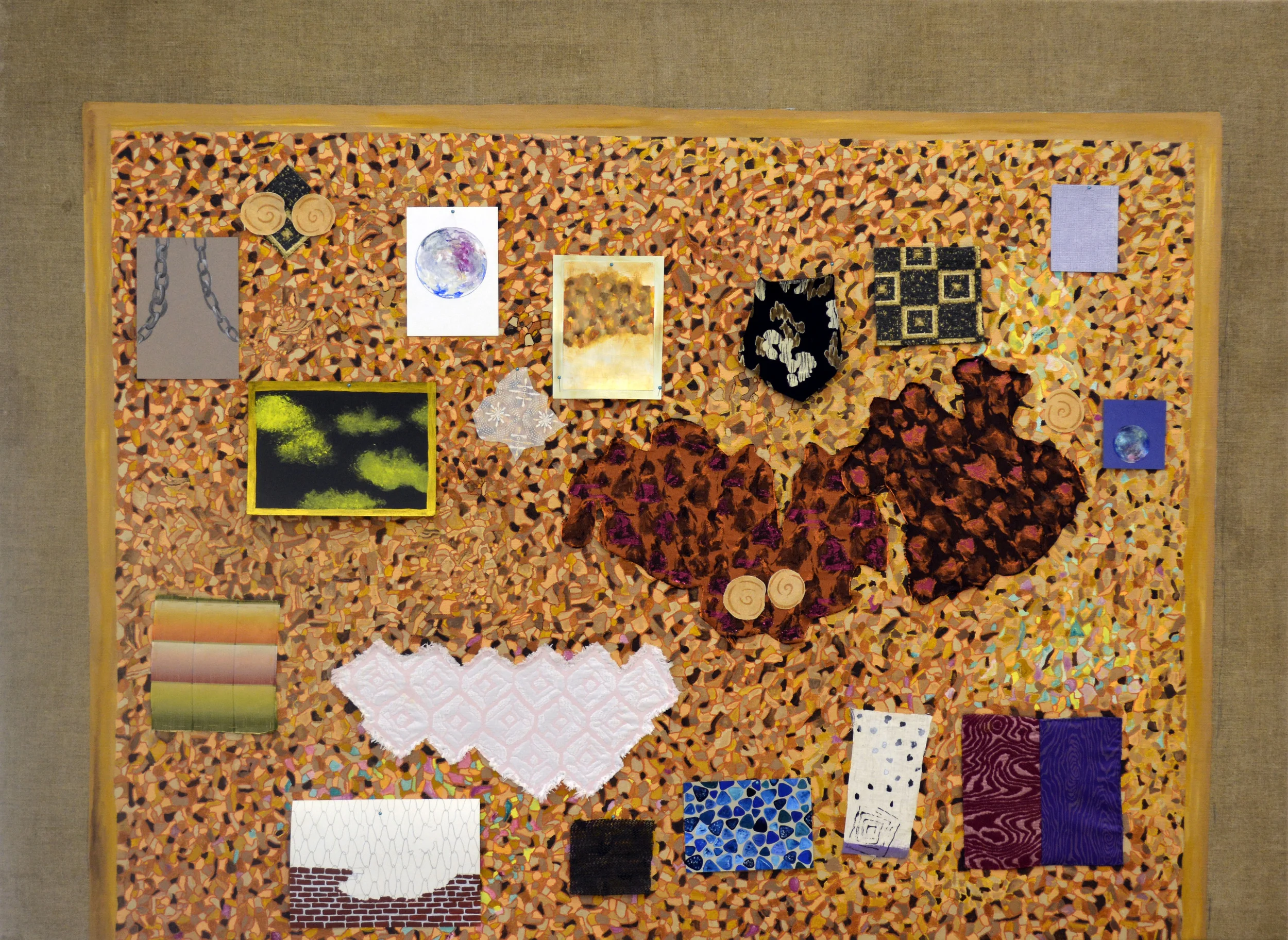 'Opslagstavle'<br>Olie, tekstil, akryl, tusch, karton, gummi og nåle på lærred<br>110 x 150 cm<br>2014