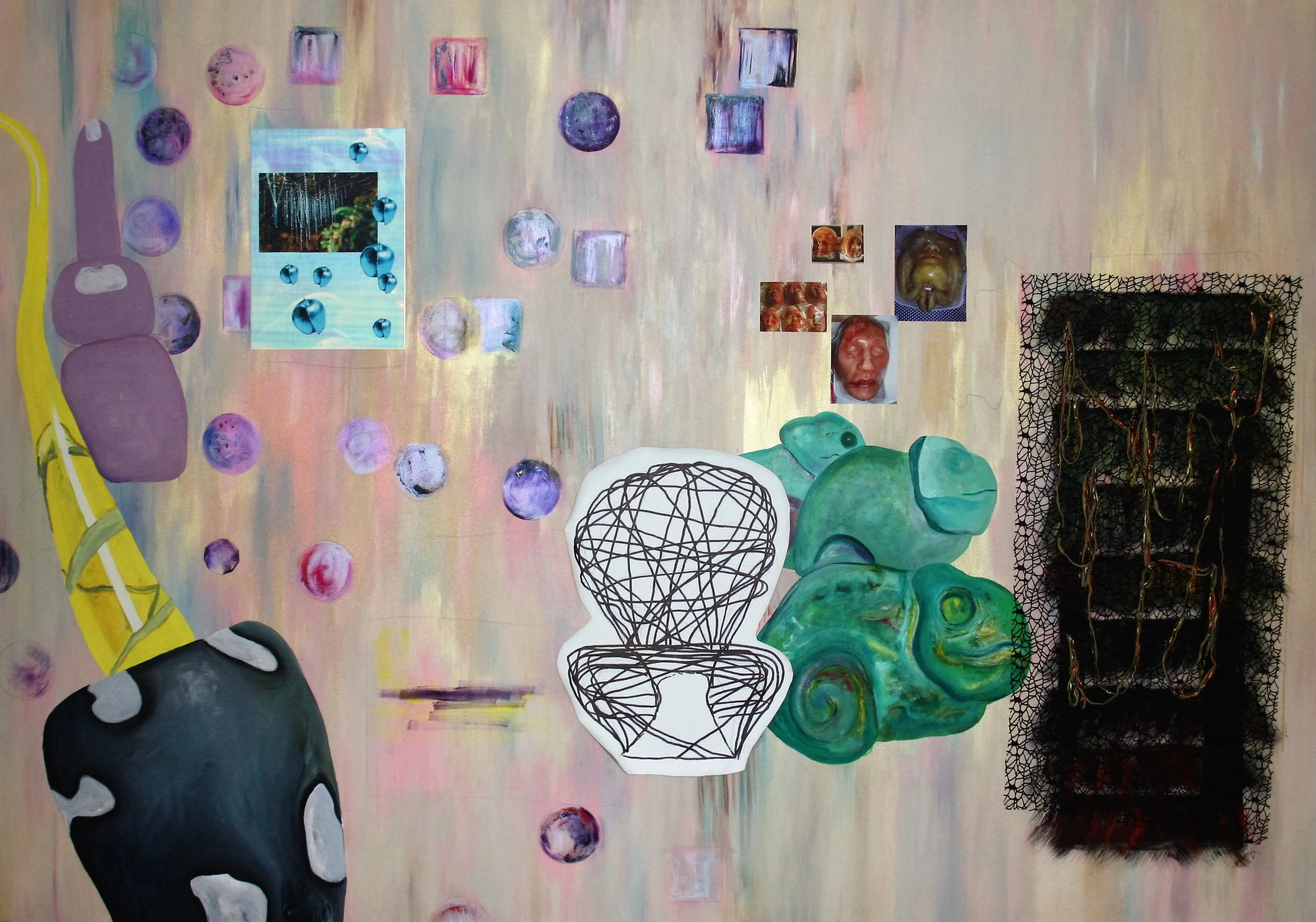 'Sæber, bobler og hoveder' <br>Akryl, olie, net, garn og udklip på lærred<br>130 x 185 cm<br>2016