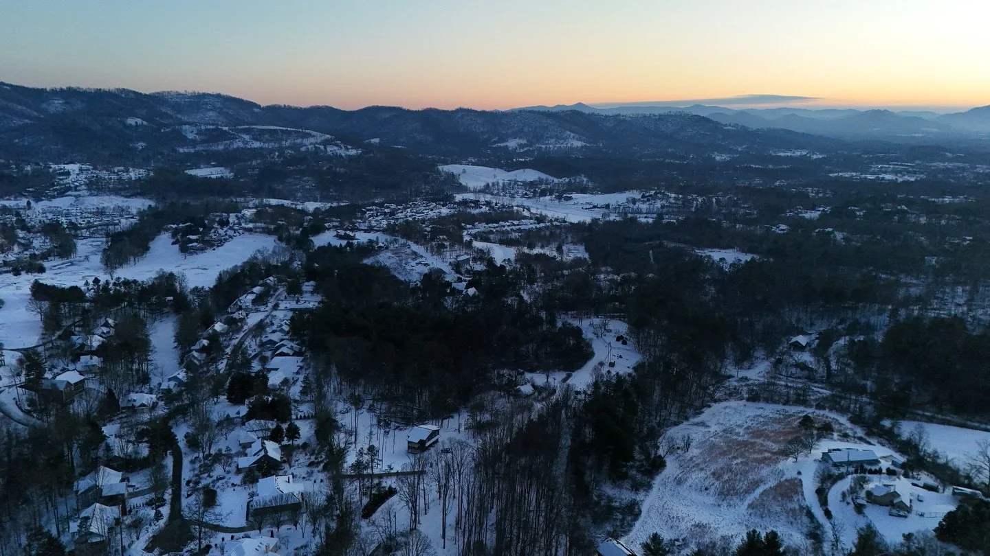 Snow looks good on you WNC.
#snow
#mountains 
#wnc 
#asheville