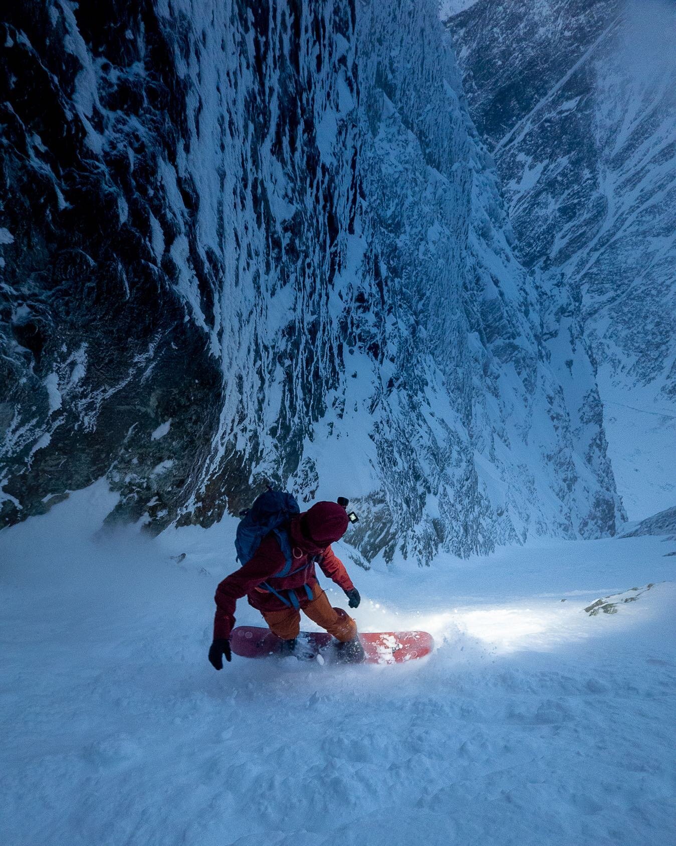 Early season in Northern Norway.

@kriskopa riding Big Chasm, a classic line in the Lyngen Alps.

📷 @eivindaanensen 

#splitboarding #snowboarding